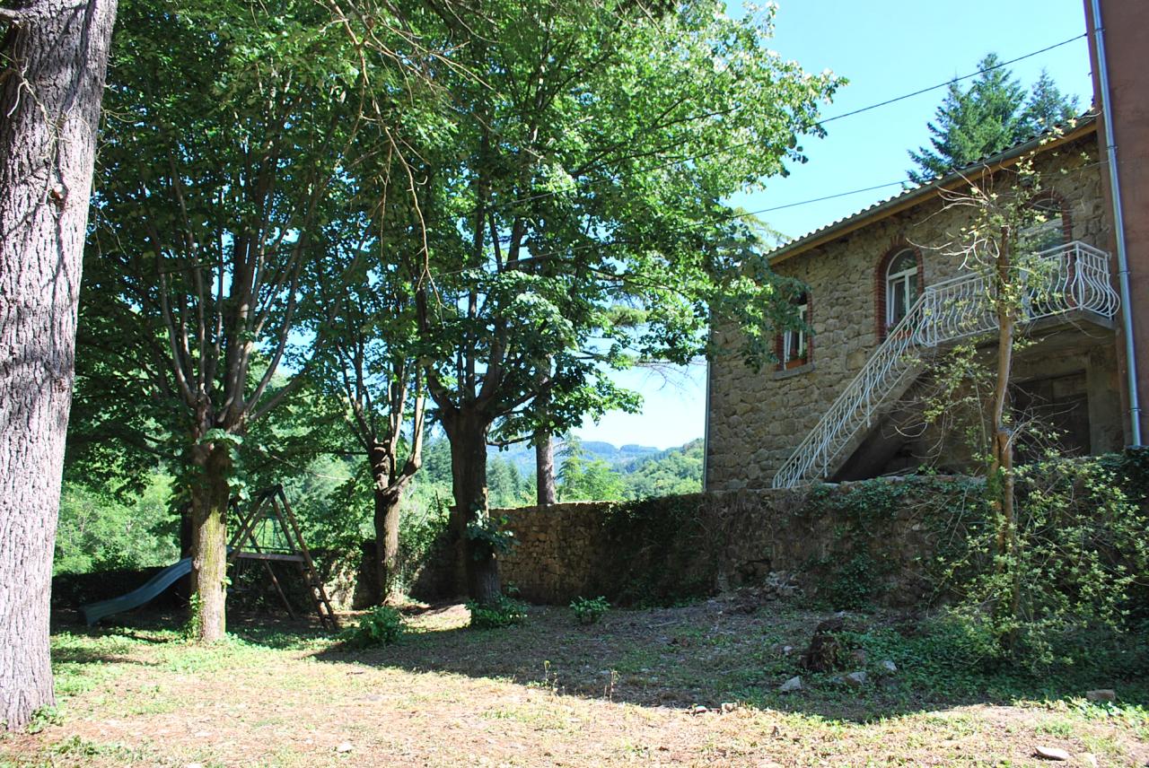 Gîte vu du jardin d'agrément