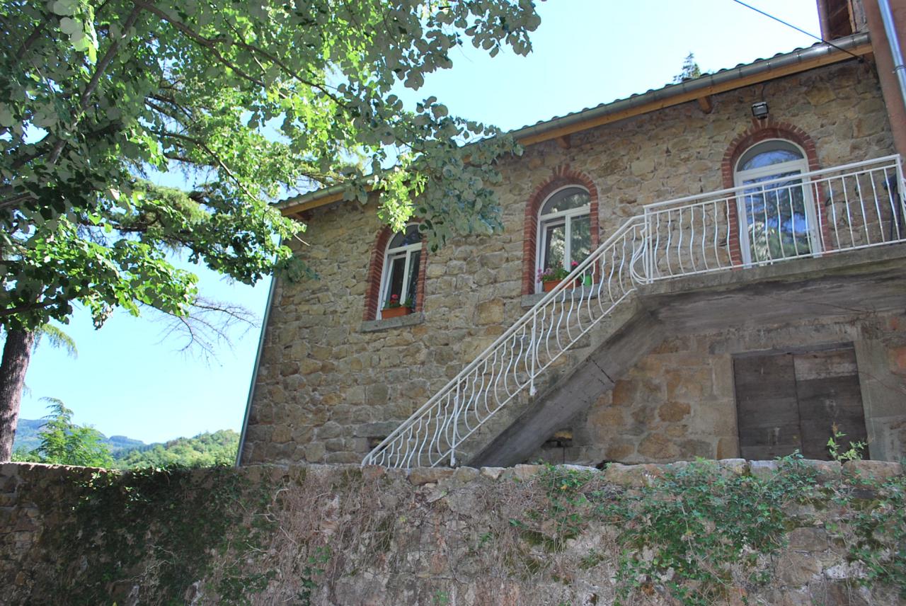 Gîte vu du jardin d'agrément