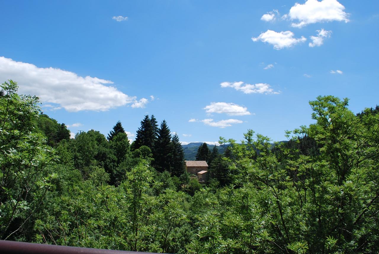 Vue de la propriété prise du GR (vue de dos)